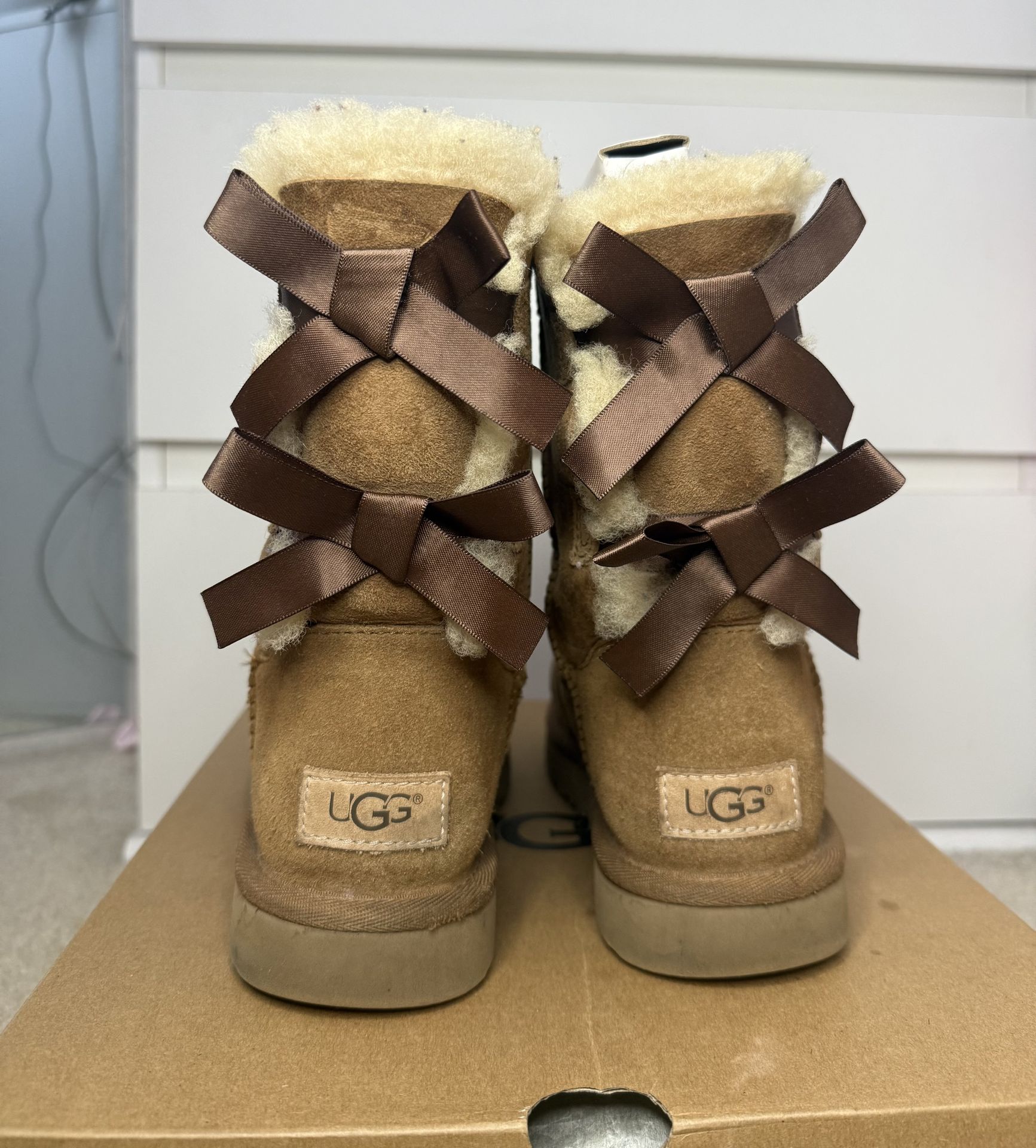 UGG Bailey Bow II - Chestnut 6W