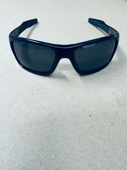 Oakley Turbine Sunglasses Black Frame Grey Lenses OO9263-08 Product Overview Up for sale is a genuine pair of Oakley Turbine sunglasses featuring a sl