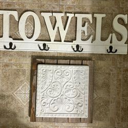 Towels Wall Hanger With Wood And White Wall Plaque