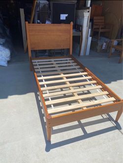 Camaflexi Mid Century Platform Bed Wood Panel Bed Frame with Headboard, Twin, Castanho
