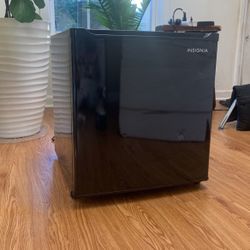 Insignia Mini Fridge 1.7 Cu. Ft. Black