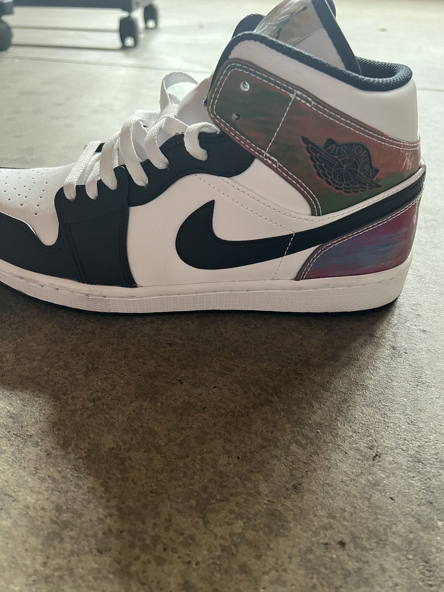 Jordan 1 Mid Heat Reactive