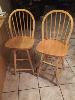 2 bar stools