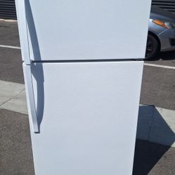 APARTMENT SIZE REFRIGERATOR. (DELIVERED)