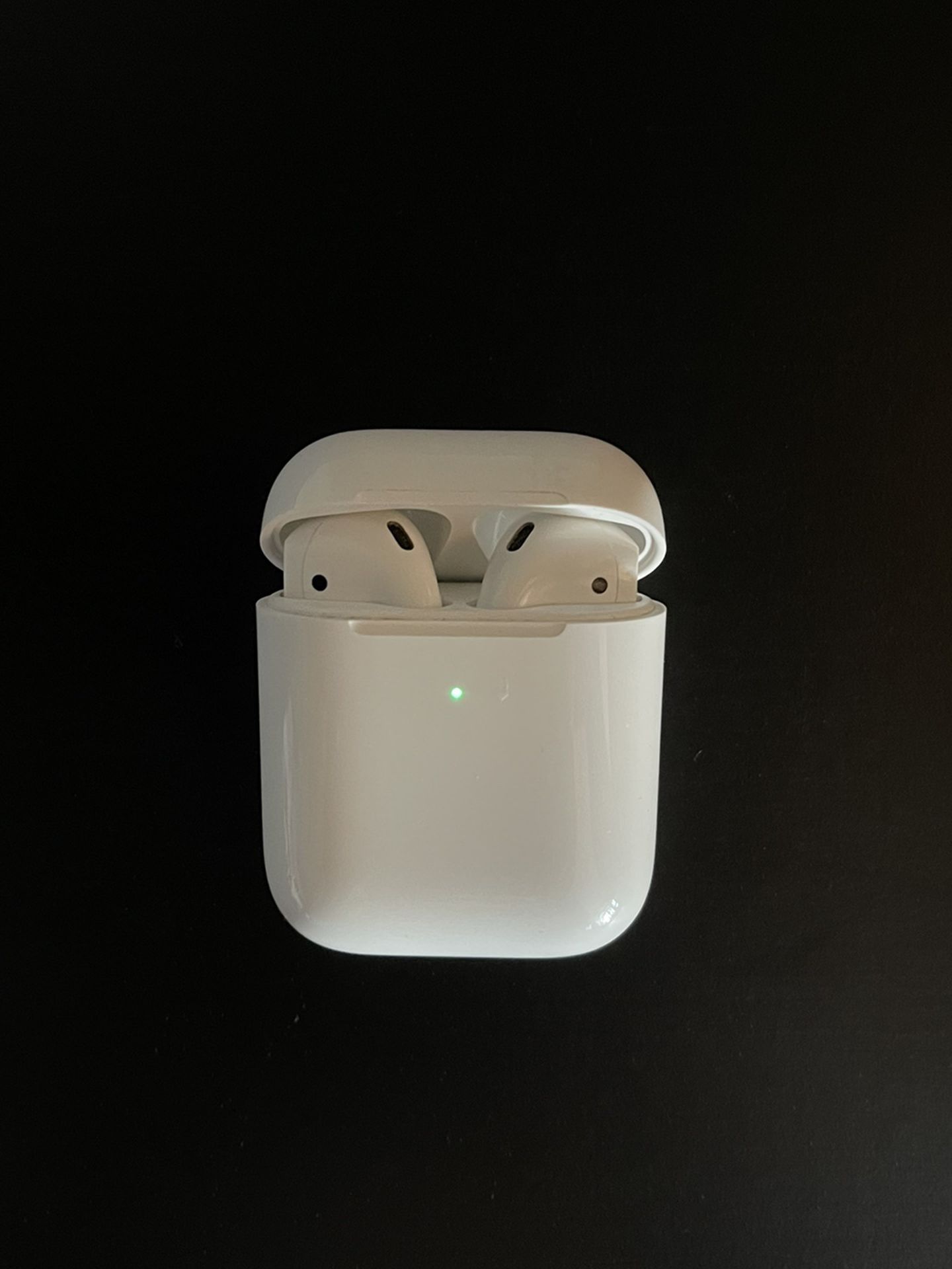 Apple AirPods w/wireless charging case