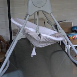 Graco Slim Spaces™ Compact Baby Swing
