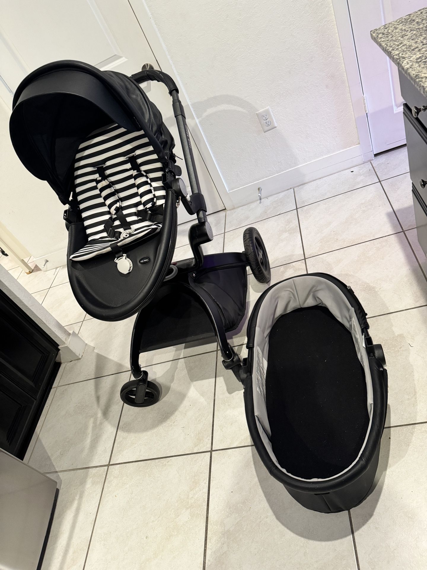 Hot Mom Luxury Stroller + Bassinet — Please Come Get It 🙃