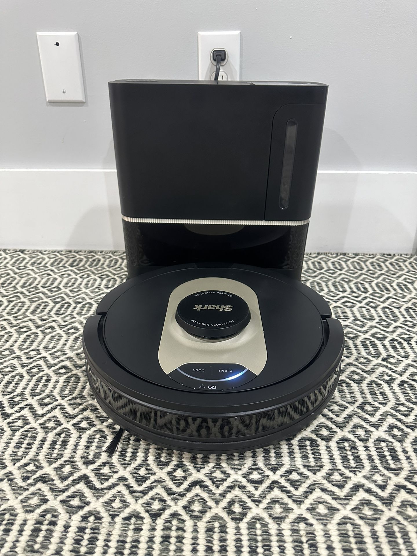 Shark Robot Vacuum, with Matrix Clean, Home Mapping, 30-Day Capacity HEPA Bagless Self Empty Base, Perfect for Pet Hair, Wifi MODEL: AV2510AOUS Very c
