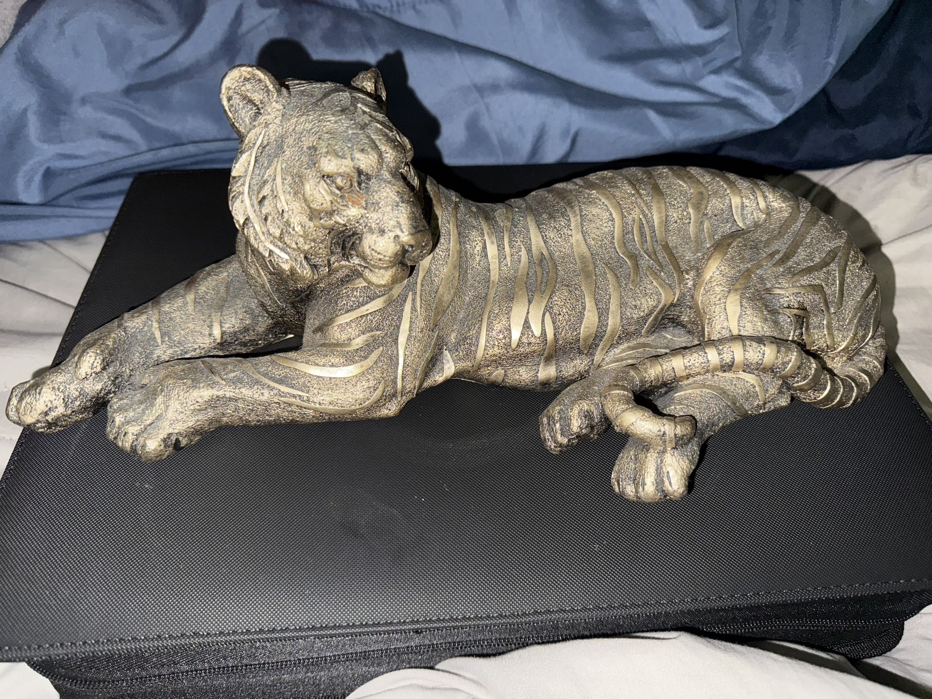 Table tiger statue