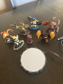 Skylander Portal of power with characters