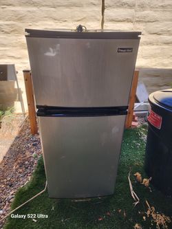 Magic Chef compact refrigerator