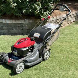 Honda HRX217 Self-Propelled Lawn Mower – Excellent Condition with Bagger
