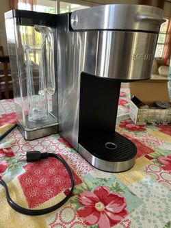 Keurig 2 coffee maker with coffee and accessories
