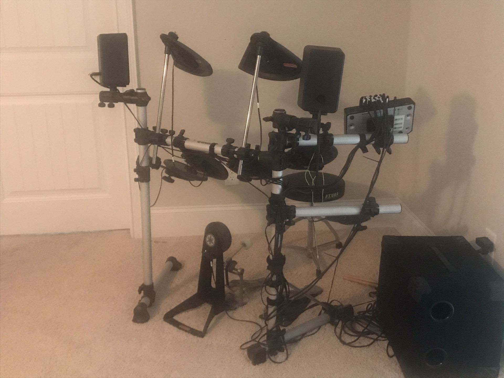 Yahama electronic drum set DTXplorer 550 with subwoofer