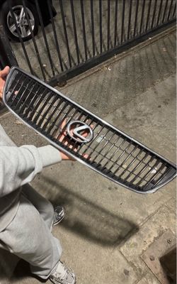 Lexus gs300 grill (clips are broken)