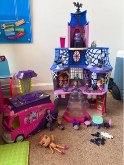 Vampirina mansion play set