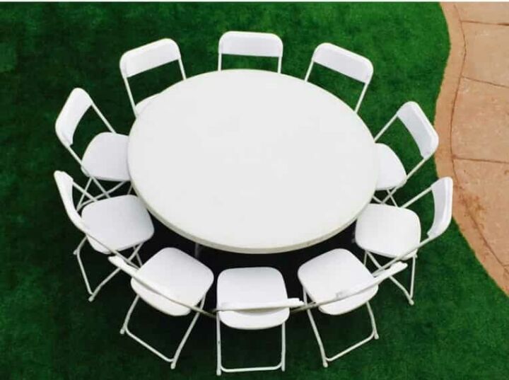 LOOKING FOR ROUND TABLES TO RENT
