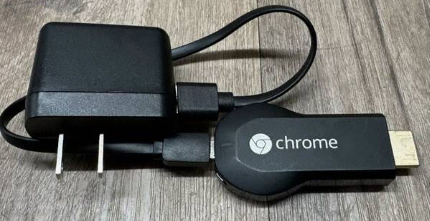 Google - Chromecast with Remote (H2G2-42)