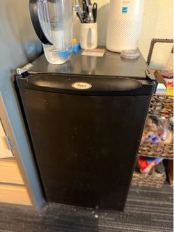 Black Mini fridge 4.2 cubic ft