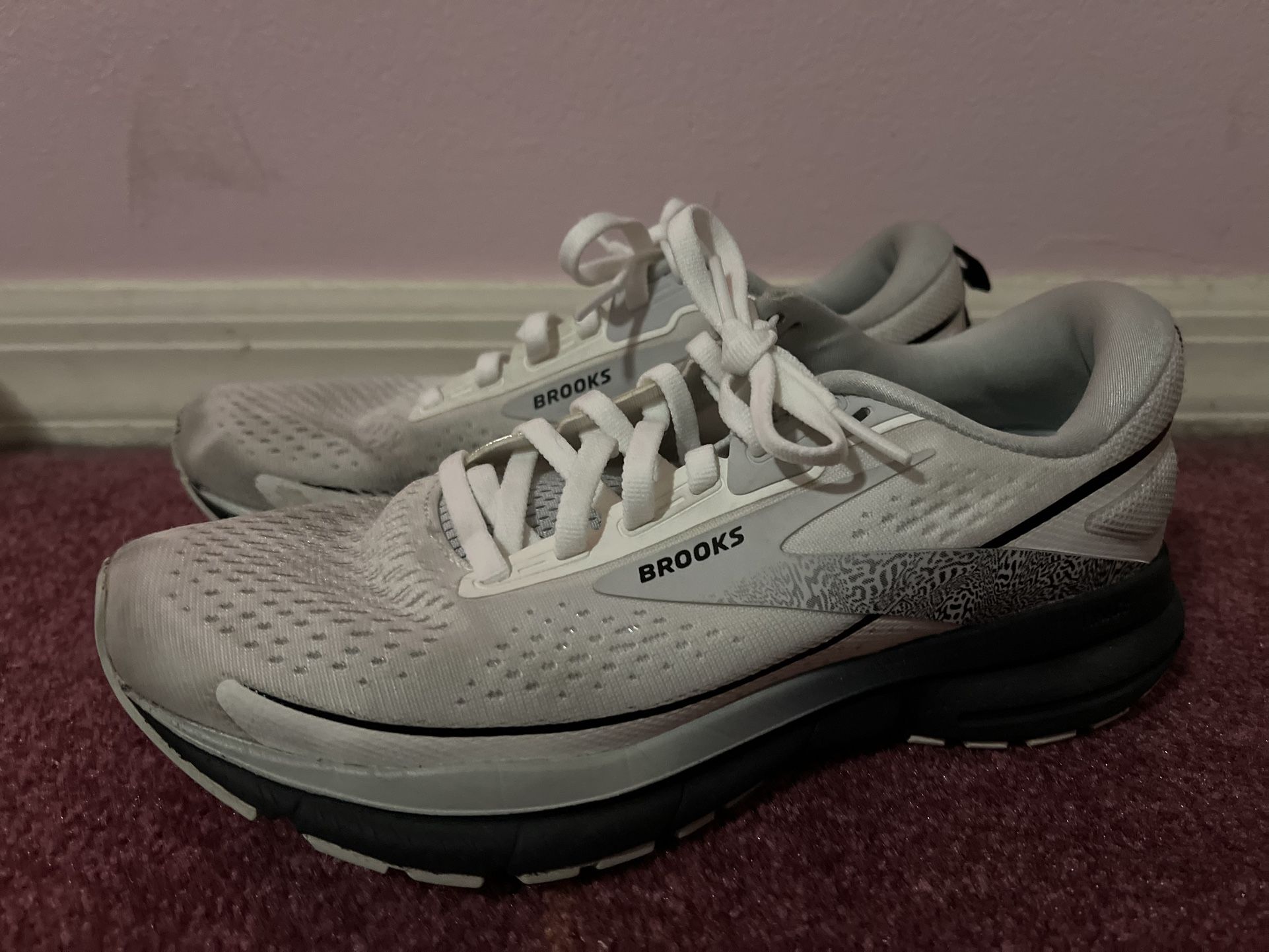 Womens Brooks Sneakers Size 7 Preowned