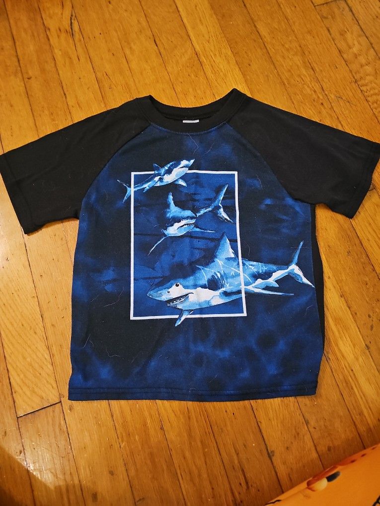 One Size 5/6 Boys Shark Shirt Great Condition