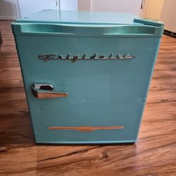 Frigidaire Retro Mini Fridge Turquoise Aqua Compact Refrigerator Works Great