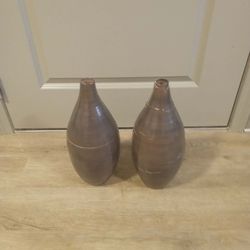2 negotiable grey used vases