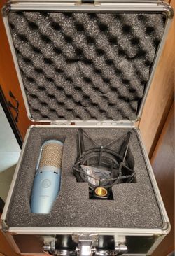 AKG Perception 220 Vocal Mic, Condensor, Case & Mount