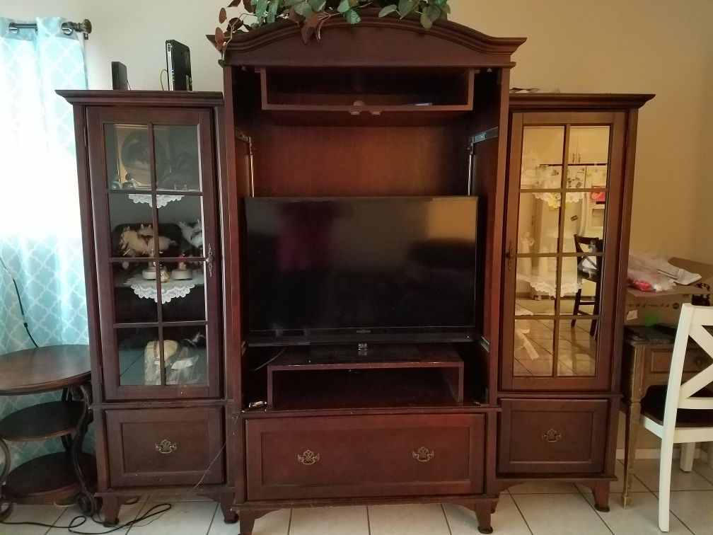 Mohagany 6 piece entertainment center.