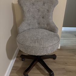 Upholstered swivel office chair with wheels - Light Gray