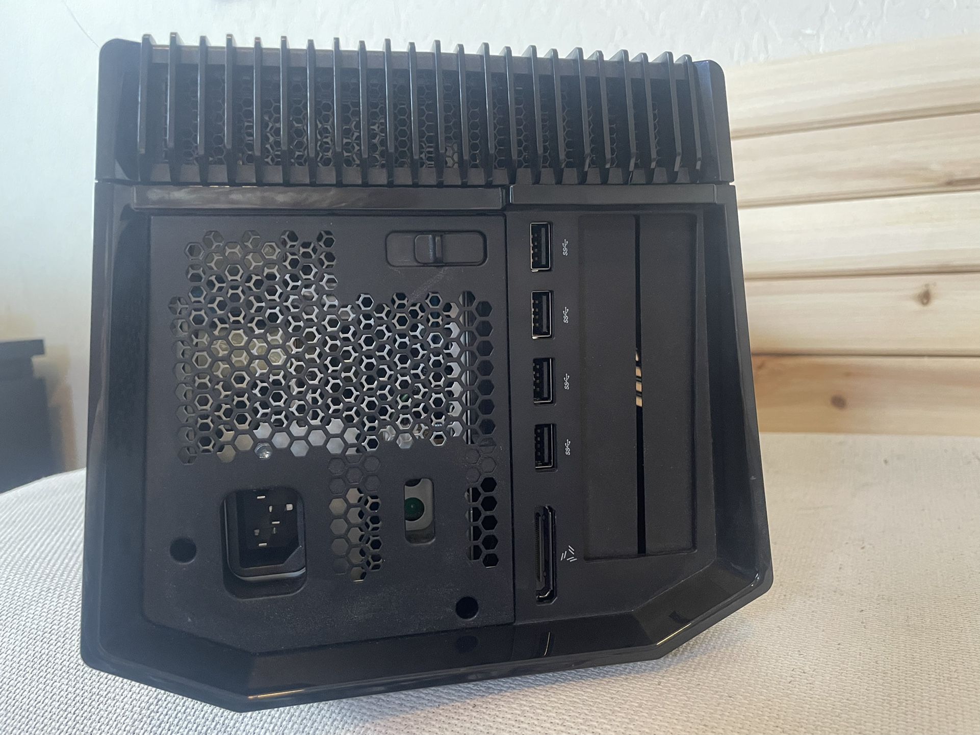 Dell Alienware Z01G Graphics Amplifier w/o Video Card w Data Dell Alienware Z01G Graphics Amplifier w/o Video Card w Data