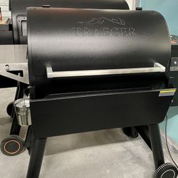 Traeger Ironwood 885 w/ Cover, Shelf, 2 Rubs, 2 Sauces & Bag of Pellets