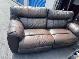 A leather sofa with electric adjustments. Today and tomorrow!!!after Saturday not available!