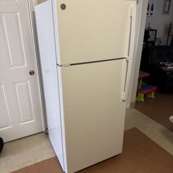GE Refrigerator 