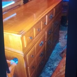 Dresser With Lots Of Drawers