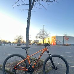 Trek Marlin 5 Mountain Bike 29er Medium Frame Aluminium Bicycle