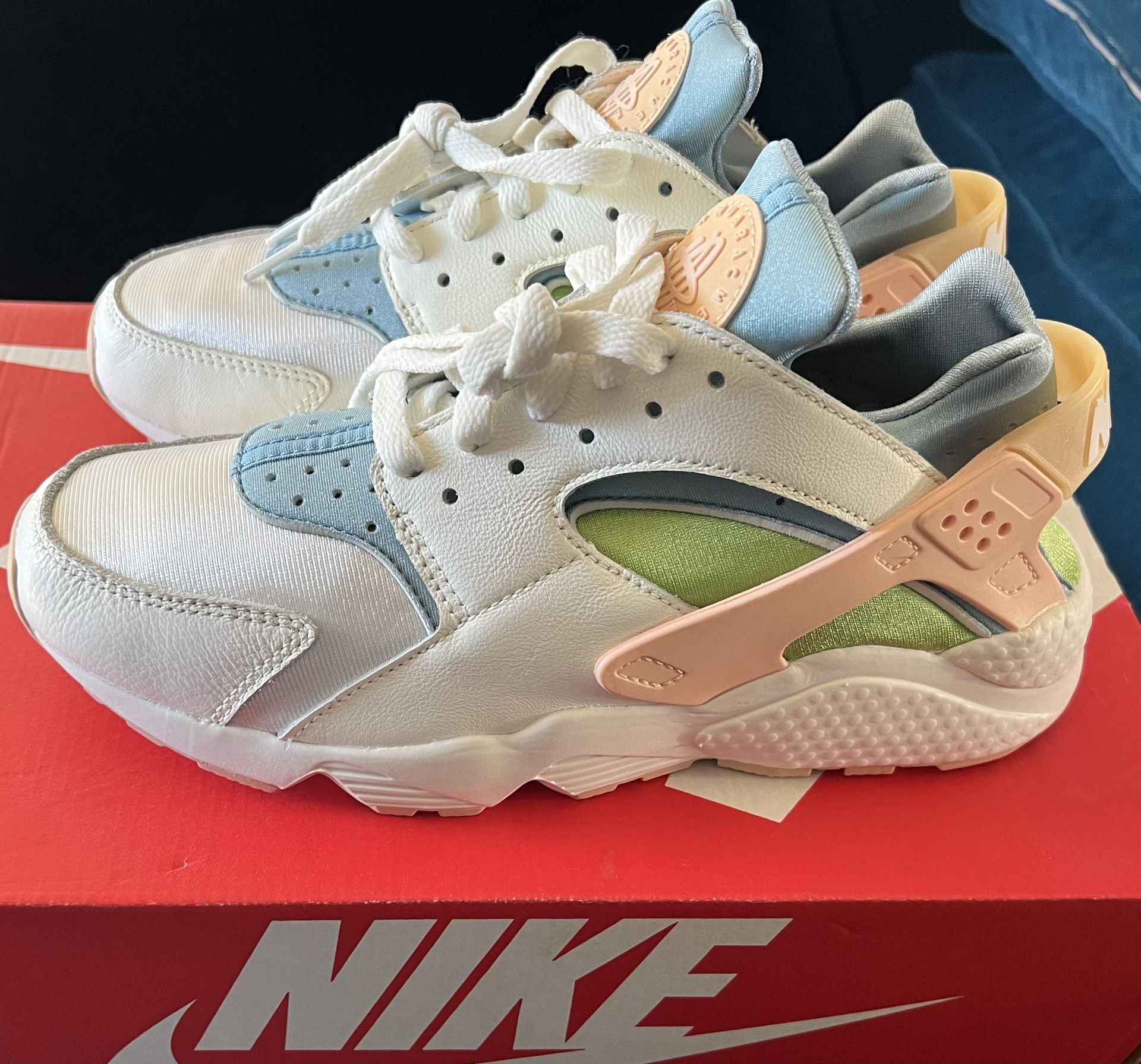 NIKE AIR HUARACHES WOMEN’S SIZE 9.5