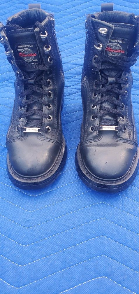 Women Milwaukee boots