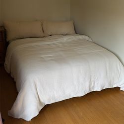 Queen Avocado Mattress w/ Thuma Frame