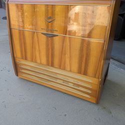 Grundig majestic 7028 is a West German-made, tube-powered hi-fi console