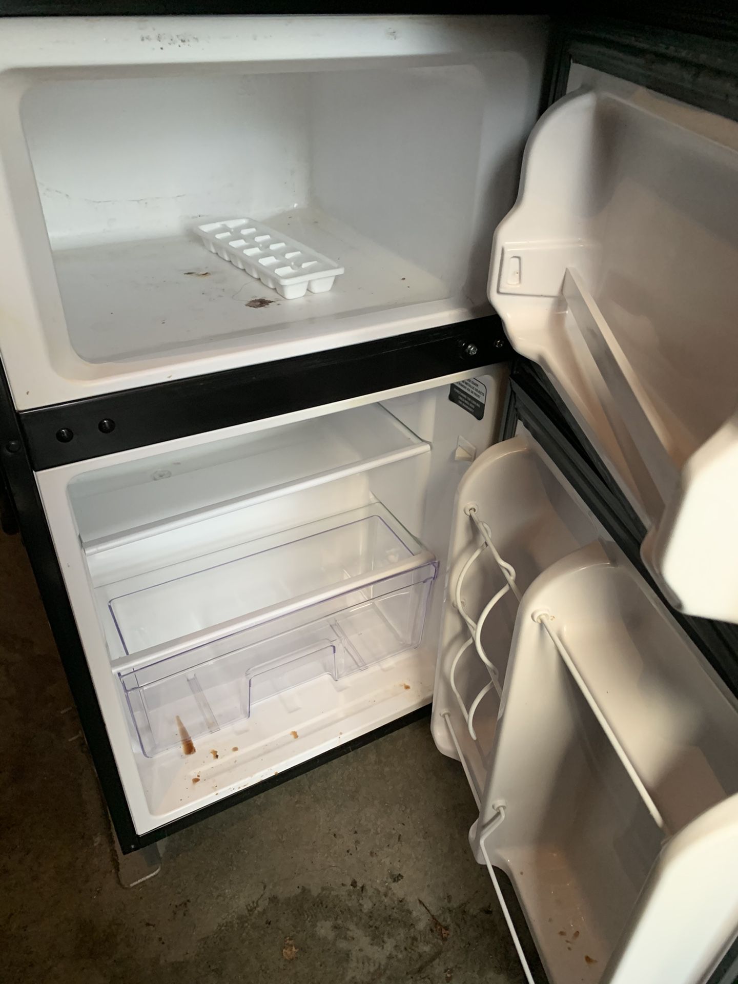 Mini fridge w/ freezer
