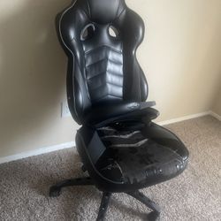 Chair.   Asis.   