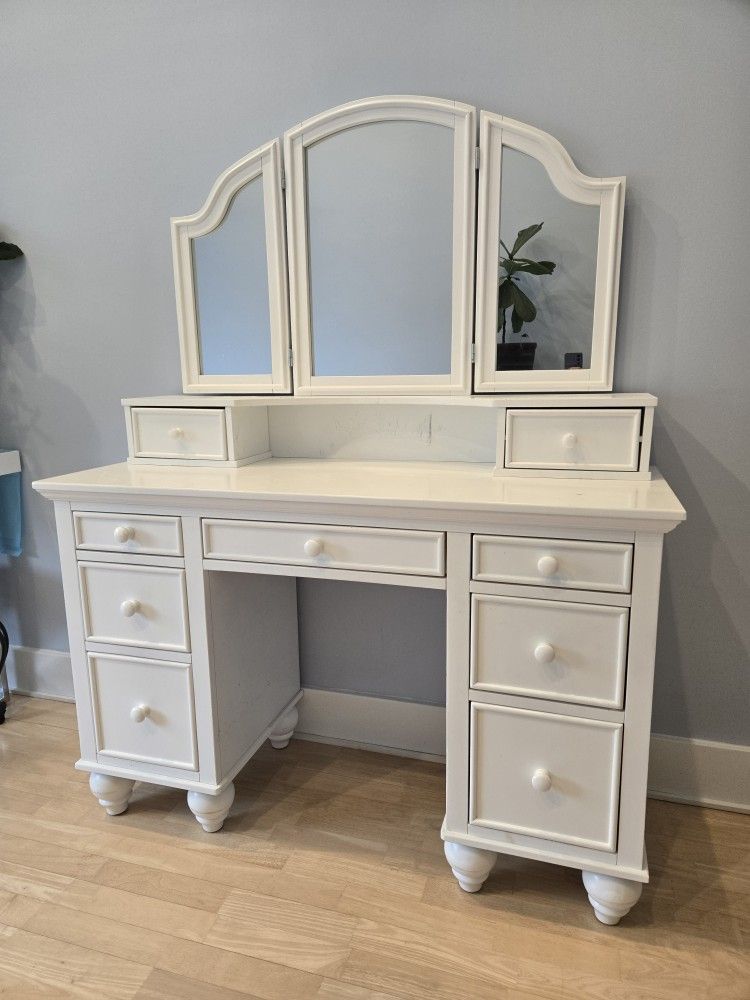 DRESSER, white