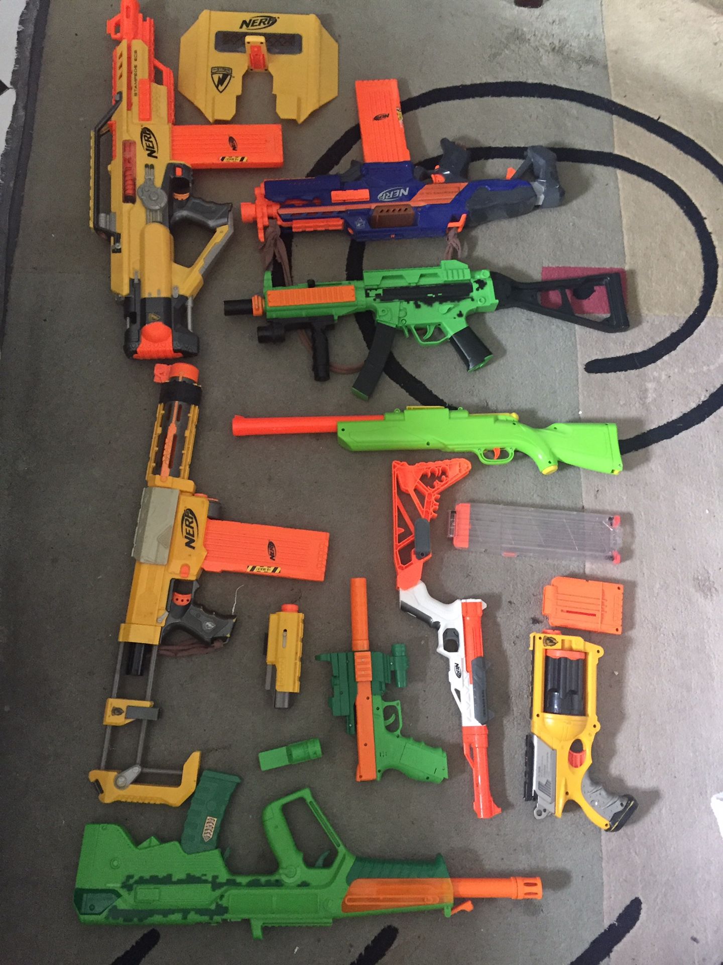 Lot of assorted toy Nerf guns