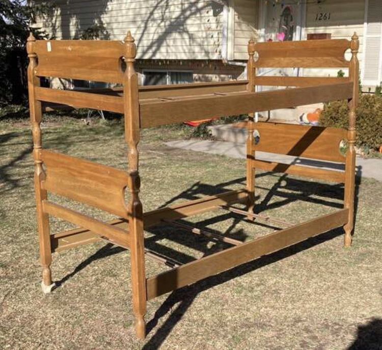 Great Solid Twin Size Wood and Metal Bunkbed!Can Deliver!