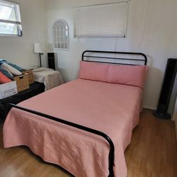 Full Size Bed With Linen Set