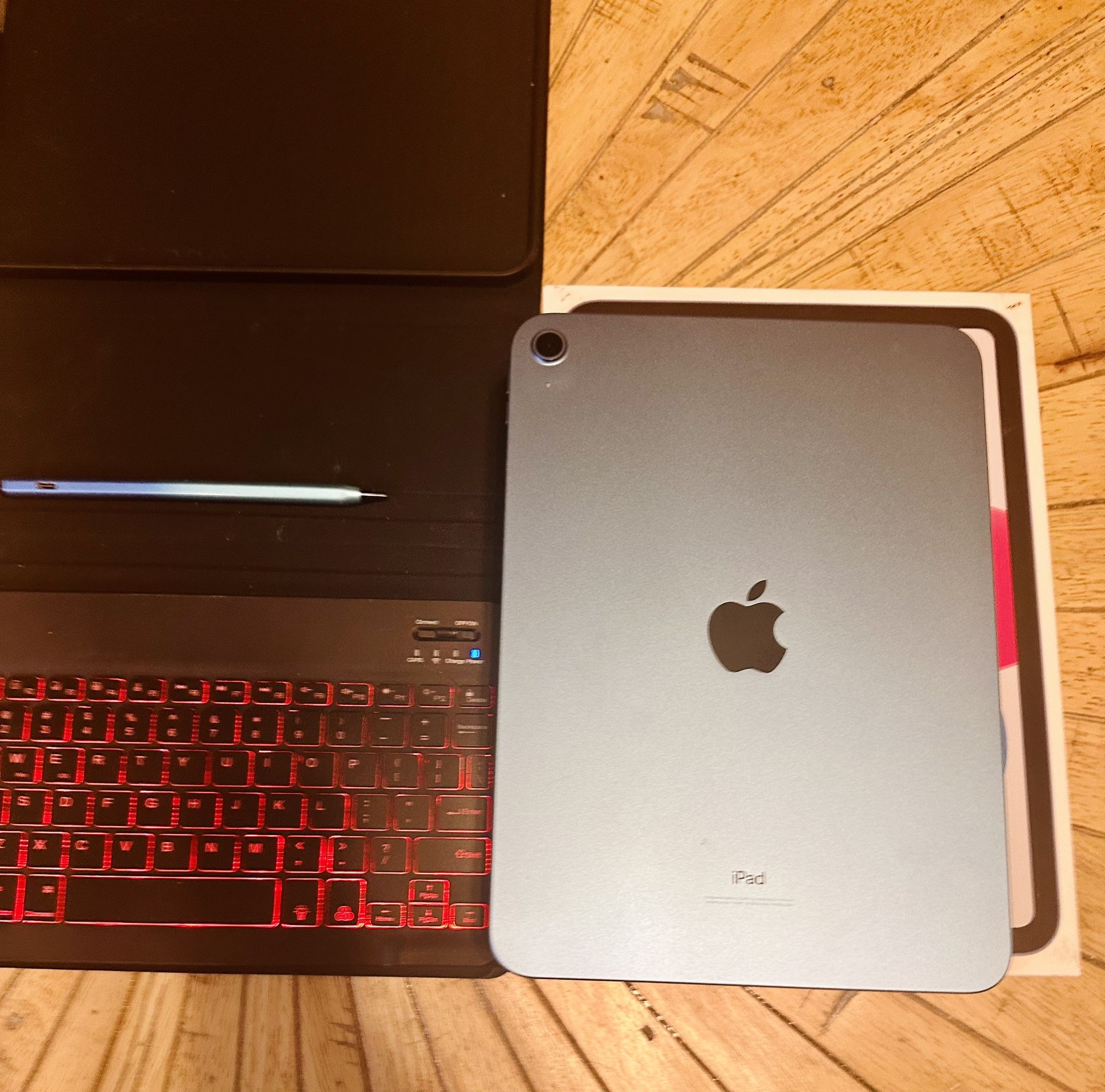 256  10th Gen Apple I Pad Flawless Condition W Keyboard And Case! 