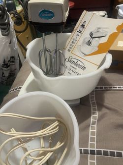 Auntique Mixer With Bowls