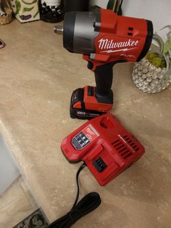Milwaukee impact 1600 lbs con bateria y cargador rapido