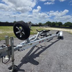 TRAILER 28/30 DEL 2014 TORSION 10500 LIBRAS FRENO EN UN EJE PAPELES EN MANO  ESTA EN NAPLES INTERESADOS LLAMAR 786@915@2829 